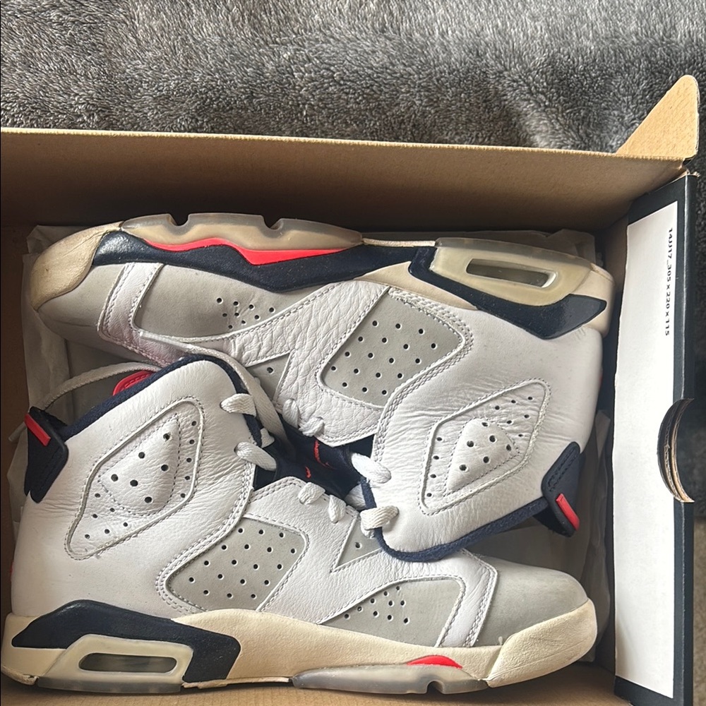 Jordan Women's Sneakers - White and Navy (WITH BOX)